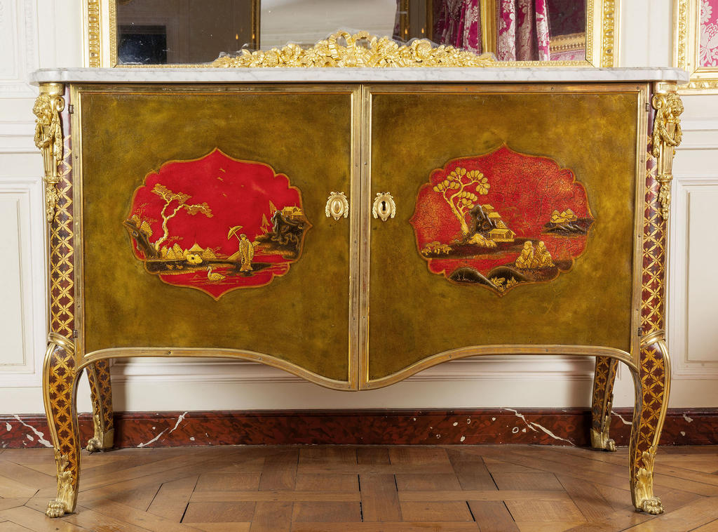 Commode de la dauphine Marie-Antoinette à Compiègne, vers 1770. Bois, marbre blanc, laque, 88,5 x 136,5 x 62,2 cm. Versailles,musée national des châteaux de Versailles et de Trianon. 