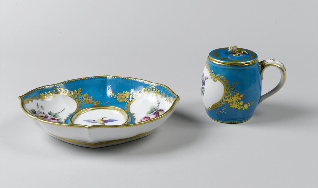 Manufacture de Vincennes, plateau et moutardier du service à fond bleu céleste de Louis XV, 1753-1754. Porcelaine tendre, 3,6 x 16,8 x 13,8 cm et 7 x 9 x 6 cm. Don de la Société des Amis de Versailles, 2004.