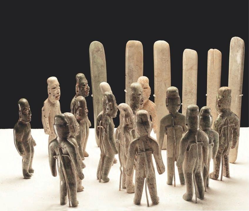 Offrande 4 du site de La Venta. Ensemble de seize figurines et de six haches-stèles miniatures, 800-600 avant notre ère, site de La Venta, Mexique. Jade, serpentine et granit.
