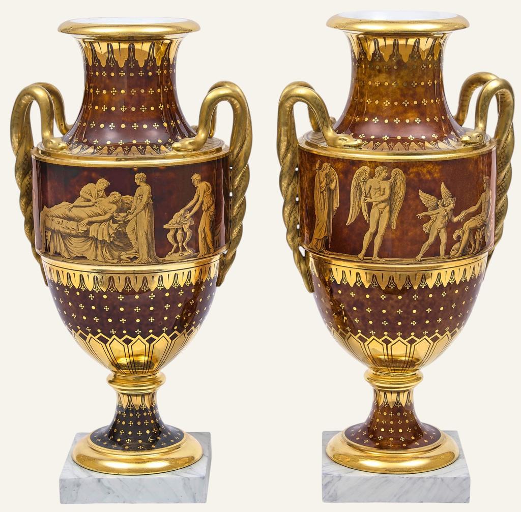 Sèvres, vers 1805. Porcelaine dure, décor en or rehaussé en brun, base carrée à l’imitation du marbre gris, H. 36,5 cm. Estimé : 25 000/35 000 € Adjugé : 32 125 € (frais inclus).