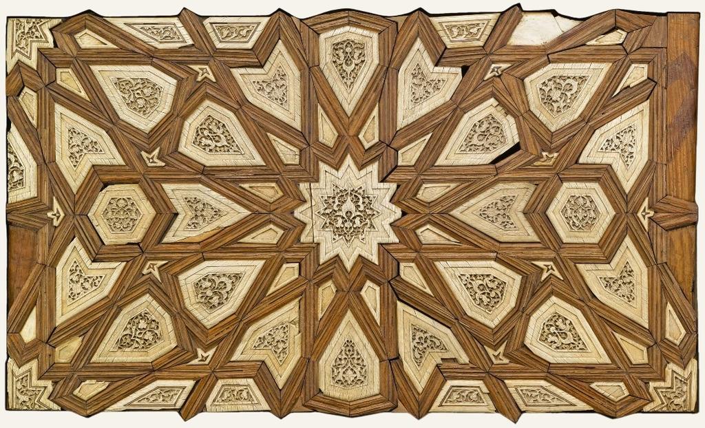 Panneau de cénotaphe, Égypte, fin du XIIIᵉ-début du XIVᵉ siècle. Bois, ivoire, décor assemblé et sculpté, 84,5 x 54 x 5 cm. Paris, musée du Louvre, département des Arts de l’Islam, dépôt du musée des Arts décoratifs.