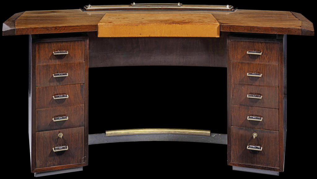 Paul Dupré-Lafon (1900-1971), bureau moderniste en placage de palissandre et noyer, vers 1935-1940. Pièce unique. 70 x 143 x 59 cm. Estimé : 100 000/150 000 €.