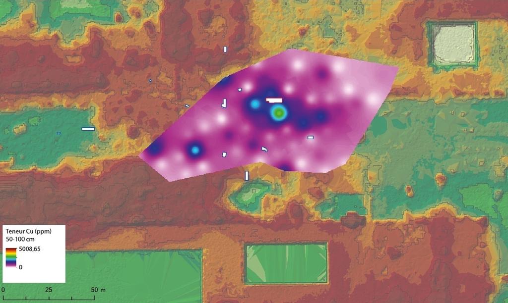 Pollution au cuivre sur le site de la fonderie royale, pour une profondeur de 50 à 100 cm. En rouge et blanc, la tranchée avec les structures métallurgiques. Quadrant nord-ouest d’Angkor Thom, XIᵉ -XIIᵉ siècle.