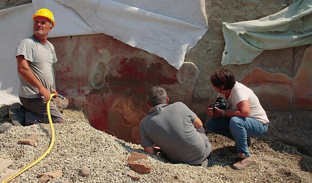 Découverte d’une fresque figurant Hercule et Omphale. Pompéi, Parc archéologique de Pompéi.