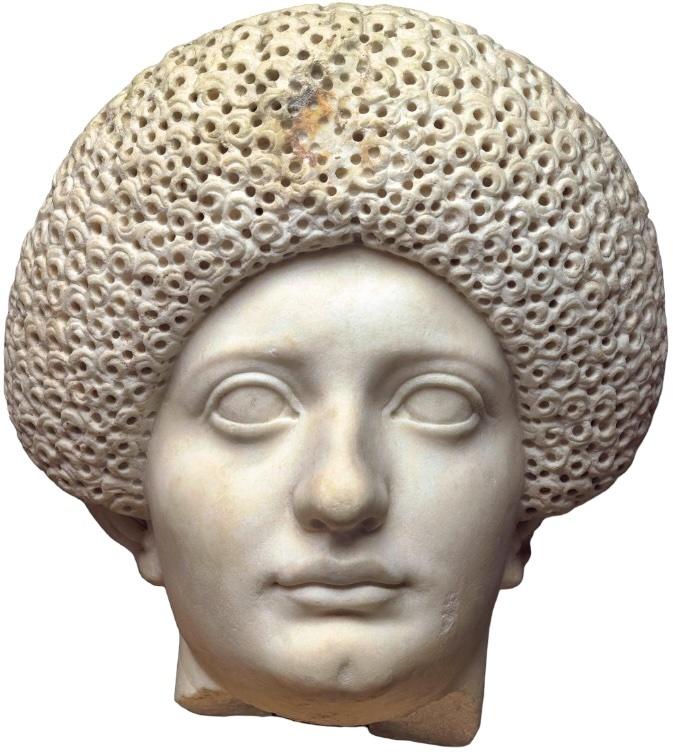 Portrait féminin, 70‑100 de notre ère. Découvert par Pietro Rosa en 1865 à Rome lors des fouilles menées sur le Palatin à la demande de Napoléon III. Marbre blanc. 31 x 27 x 26,5 cm. Paris, musée du Louvre, département des Antiquités grecques, étrusques et romaines.