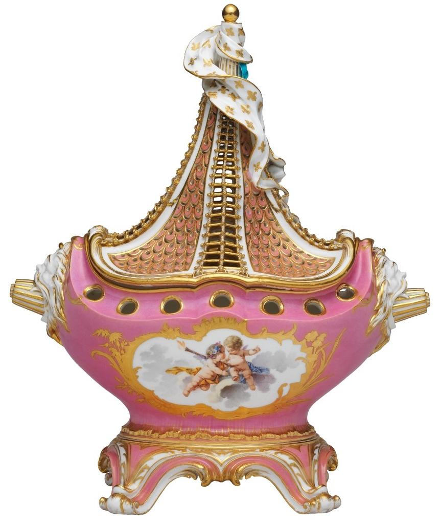 Pot-pourri « à vaisseau », Manufacture de Sèvres, 1757-1758. Porcelaine tendre, 44,8 x 37,5 x 19,4 cm. New York, Metropolitan Museum of Art, ancienne collection de la princesse de Condé.