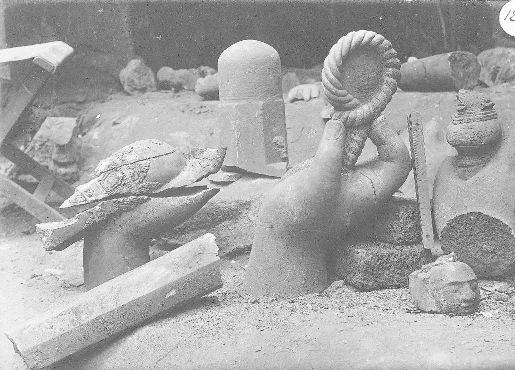 Intérieur du Prasat Kraham (Koh Ker) en 1923. La main gauche de la statue de Kali Chamunda au sol dans le coin inférieur droit de l’image est entourée par des mains colossales du Siva dansant.