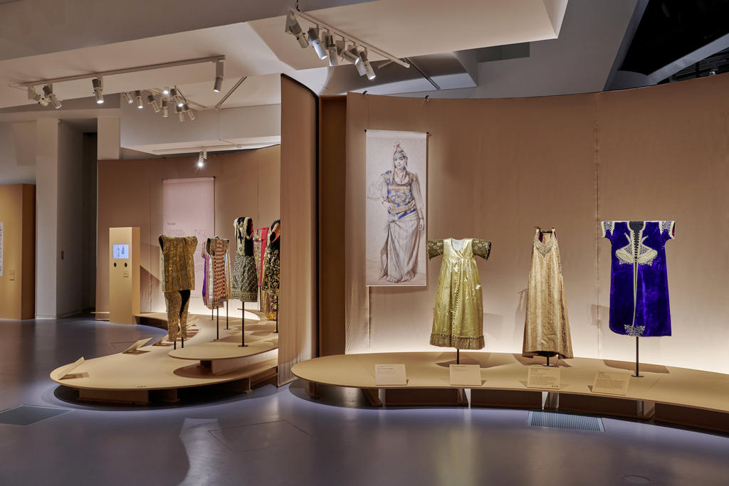 Vue de l'exposition « Au fil de l'or. L'art de se vêtir de l'Orient au Soleil-Levant ».