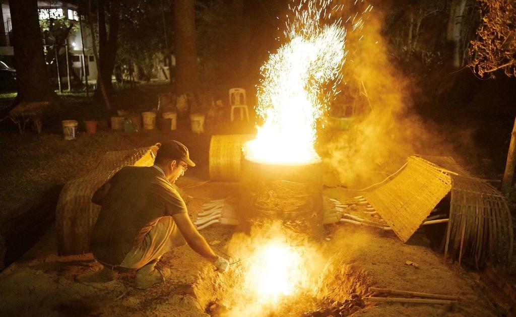 Reconstitution expérimentale d’un modèle réduit de bas-fourneau angkorien. Centre EFEO, Siem Reap.