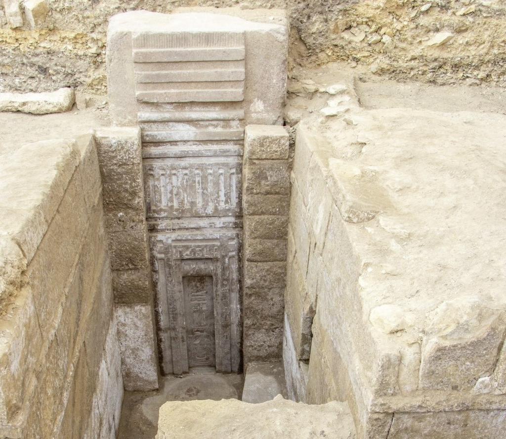 Dans un mur de la tombe du prince Waser-If-Re, découverte dans la nécropole de Saqqara, est encastrée une fausse porte en granit rose, la première de ce genre mise au jour par des archéologues.