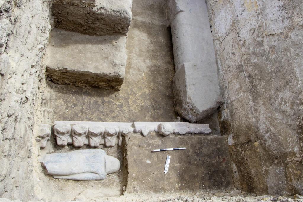 Une série de statues assises en granit rose a été retrouvée dans la tombe de Waser-If-Re. Devant elles se trouvait une statue en granit noir renversée. 