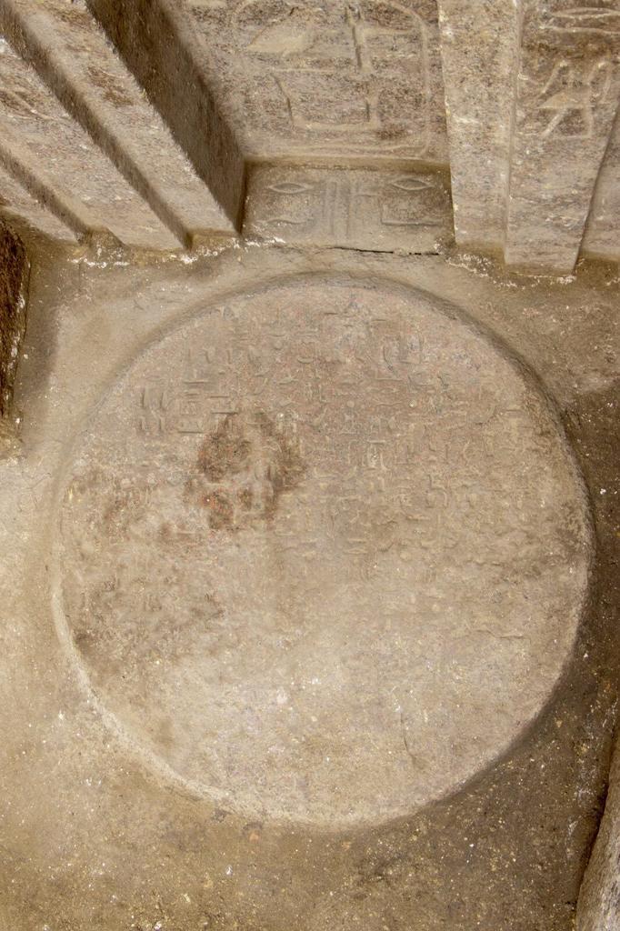 Devant la fausse porte, une table en granit rouge porte des inscriptions hiéroglyphiques : la liste des offrandes qui pouvaient être faites au prince Waser-If-Re. 