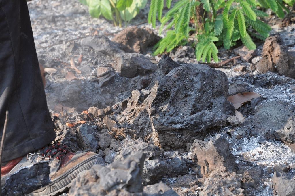 Scories de fer abandonnées près des sites de production. Exemple observé dans la région sud du Phnom Dek.