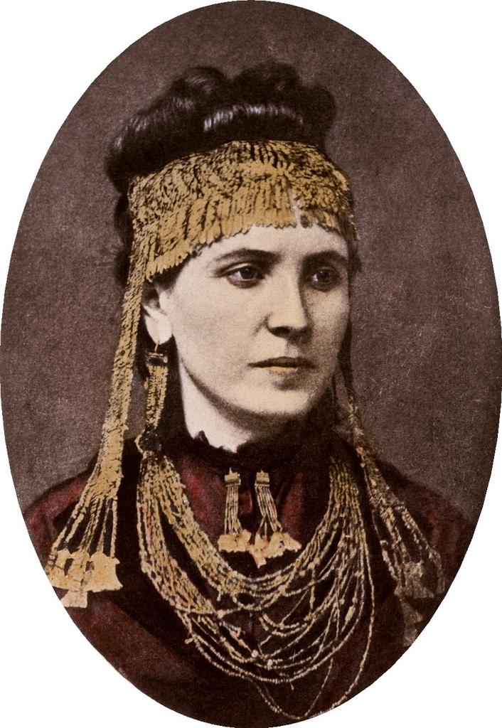 Sophia Schliemann, l’épouse de Heinrich Schliemann, arborant le soi-disant « trésor de Priam » découvert à Hissalirk. 