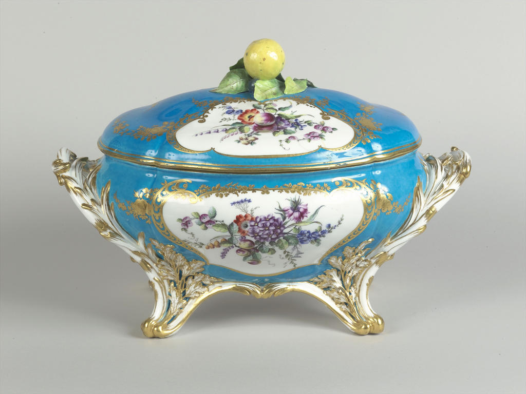 Manufacture de Vincennes, terrine de forme nouvelle du service à fond bleu céleste de Louis XV, 1753-1754. Porcelaine tendre, 31 x 45,5 x 28 cm. Acquise en 2004 grâce au legs de Mlle Marguerite Siret.