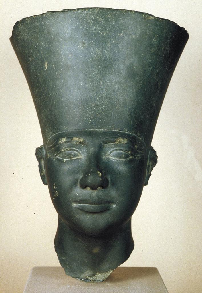 Tête du pharaon Ouserkaf, provenant de son temple solaire, vers 2465 à 2458 avant notre ère. Grès. Le Caire, musée égyptien.