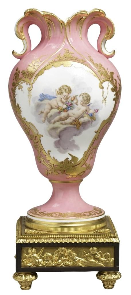 Vase « à oreilles » (d’une paire), Manufacture de Sèvres, 1757-1758. Porcelaine tendre, H. 31,2 cm. Paris, musée du Louvre, département des Objets d’art, ancienne collection de la princesse de Condé.