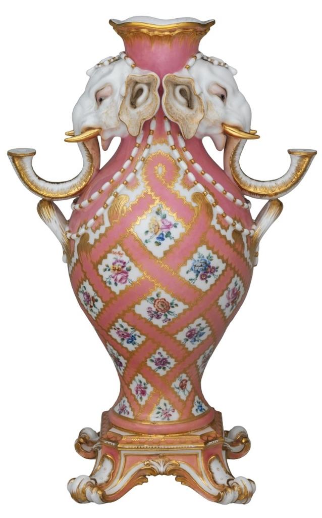Vase « à tête d’éléphant » (d’une paire), Manufacture de Sèvres, vers 1758. Porcelaine tendre, 39,2 x 26,2 x 15,9 cm. New York, Metropolitan Museum of Art, ancienne collection de la princesse de Condé.