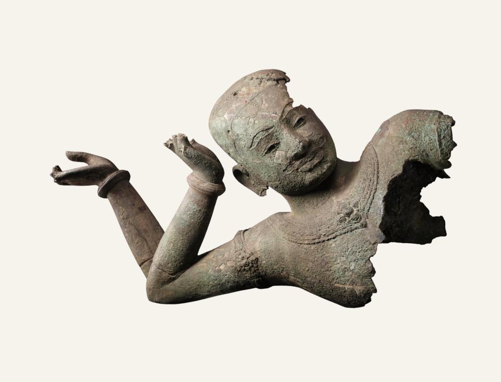 Vishnou. Époque angkorienne, seconde moitié du XIe siècle, Mébon occidental, Angkor, province de Siem Reap, Cambodge, bronze, H. 123 cm. Musée national du Cambodge à Phnom Penh.