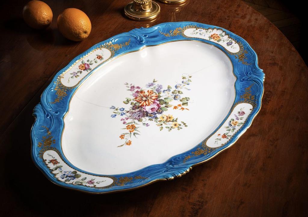 Présentation du plat à l'occasion de sa vente chez Auctie's le 18 avril 2025.