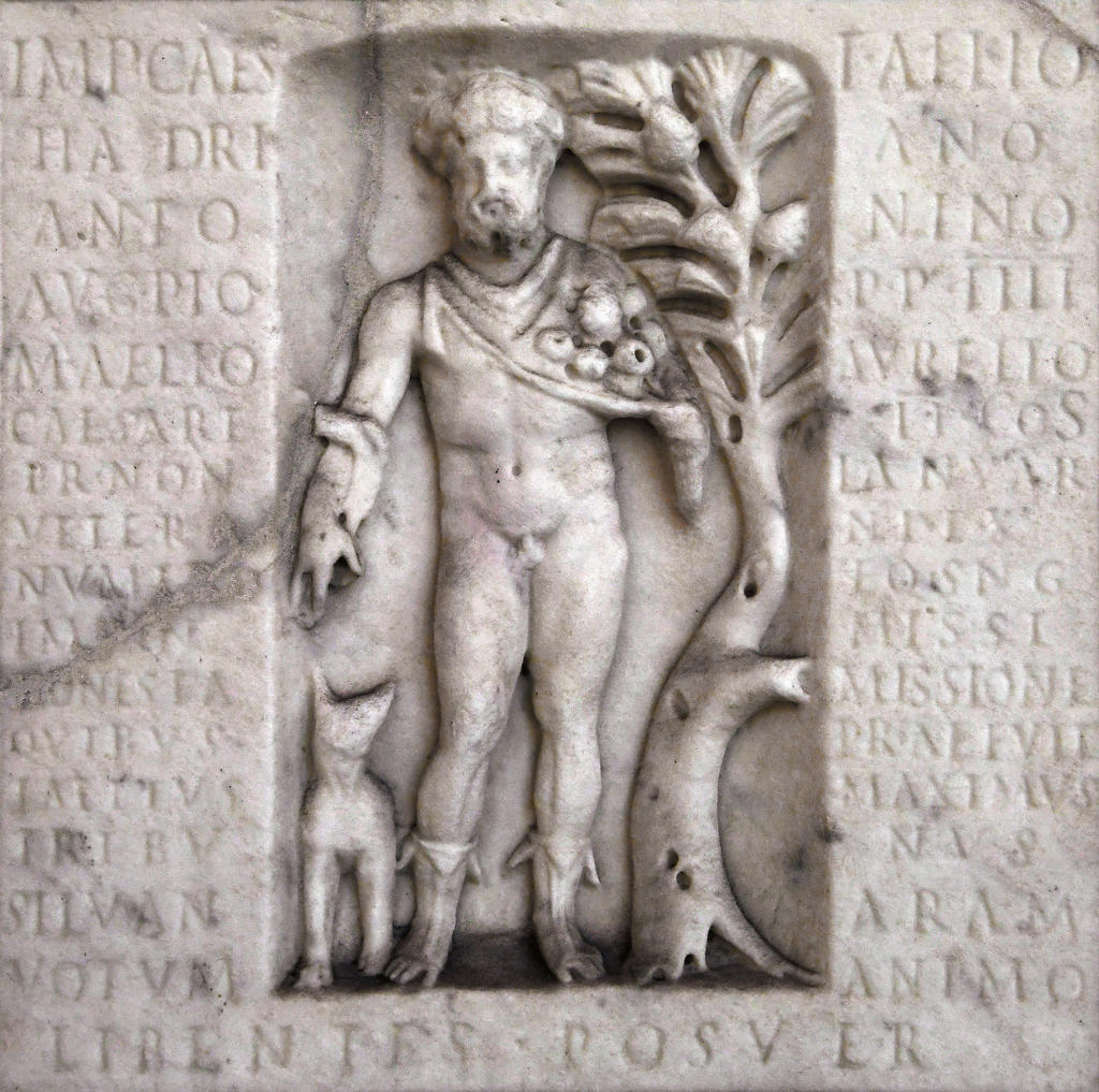 Autel au dieu Silvain. Marbre mis au jour dans les bains de Dioclétien à Rome. Vers 145 de notre ère. Rome, musée des Thermes de Dioclétien.