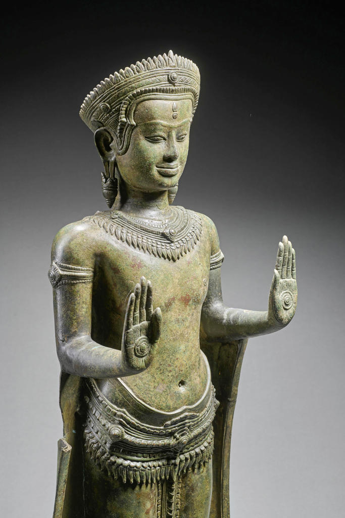 Bouddha faisant le geste de l’absence de crainte. Époque angkorienne, seconde moitié du XIIe siècle, Angkor Vat, province de Siem Reap, Cambodge, bronze, H. 79,5 cm. Musée national du Cambodge à Phnom Penh.