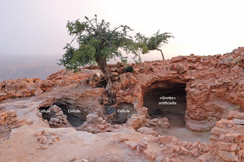 Vue de trois cellules de l’ensemble érémitique occidental, acropole d’Igiliz.