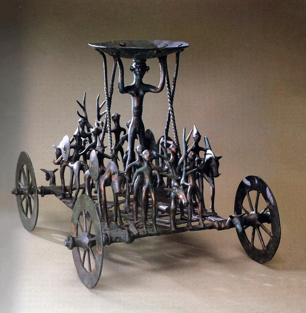 Le char de Strettweg : ce modèle de char processionnel en bronze a été découvert à Strettweg en Autriche. VIIIe siècle avant notre ère. Graz, Landesmuseum Joanneum.