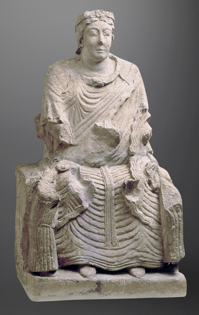 Déesse-mère. Calcaire, Saint Aubin-sur-Mer (Calvados), fin du Ier siècle de notre ère. Caen, musée de Normandie, D.83.1.1.