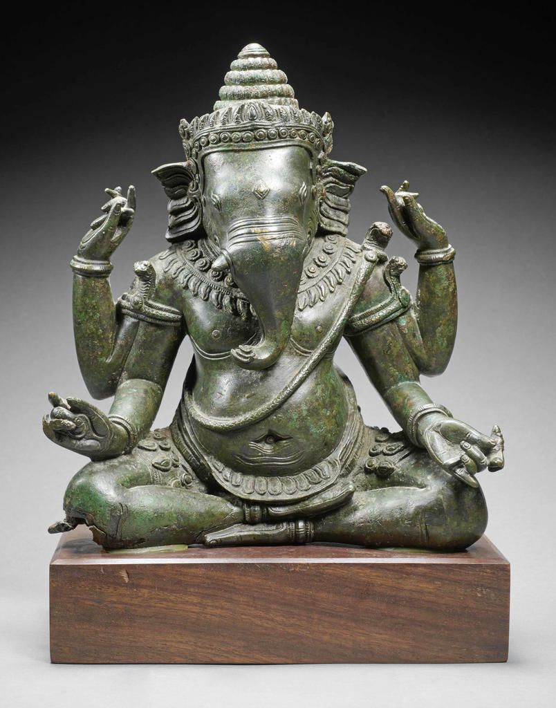 Ganesha. Époque angkorienne, fin XIIe-XIIIe siècle, Prasat Yeay Moa, Angkor, province de Siem Reap, Cambodge, bronze, H. 26 cm. Musée national du Cambodge à Phnom Penh.