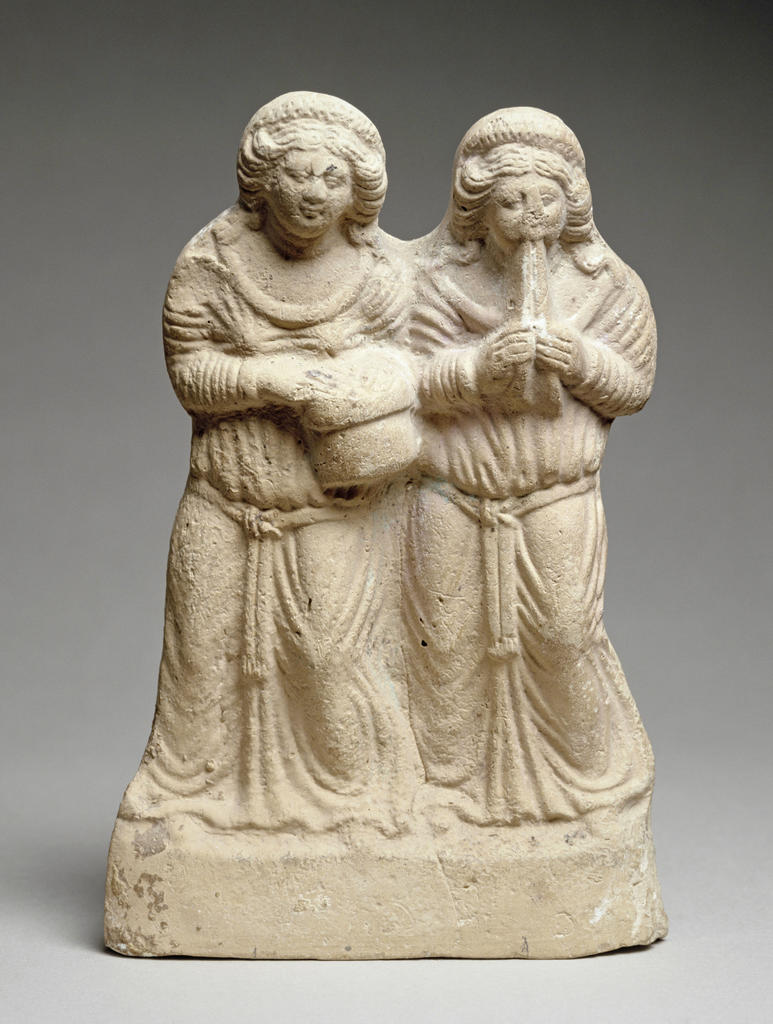 Groupe de musiciennes jouant du tambourin et de l’aulos/tibia. Terre cuite, IIe ou IIIe siècle, 14 cm. Paris, musée du Louvre.