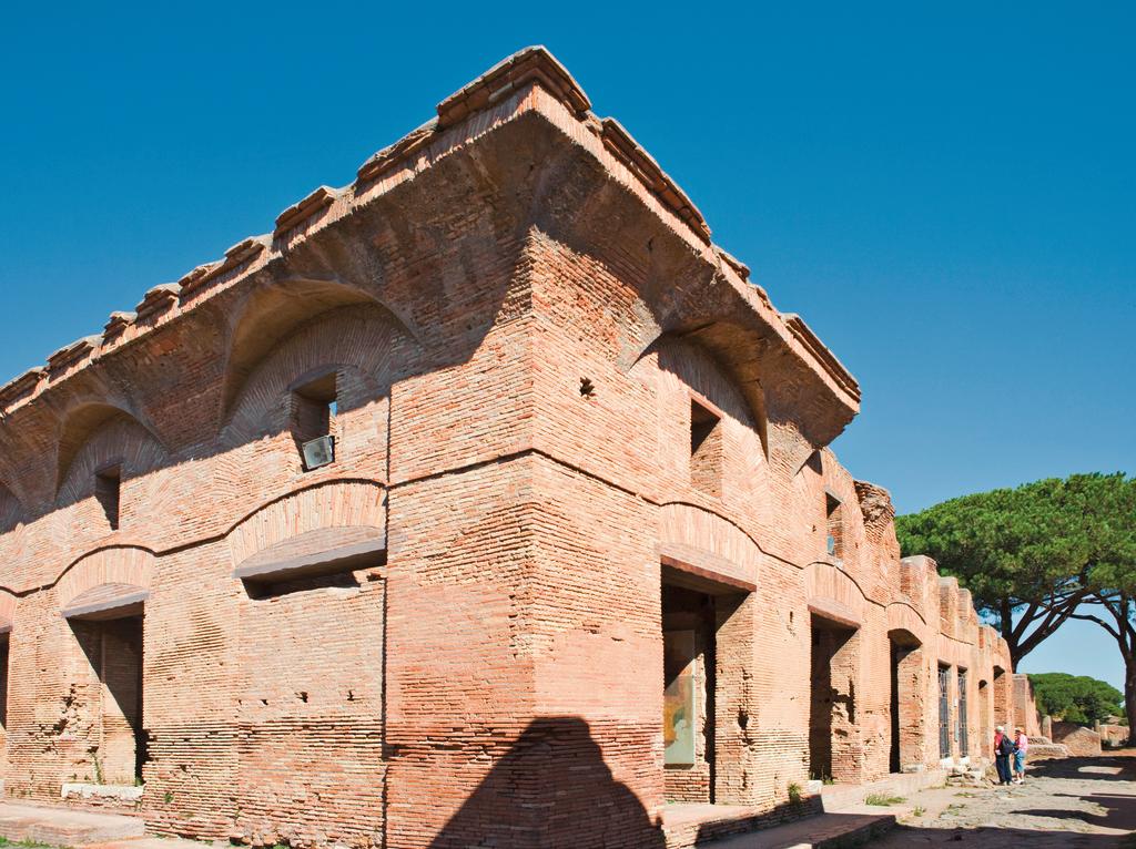 Vestiges de la Maison de Diane, nommée ainsi par les archéologues après la découverte, dans la cour de ce grand immeuble d’Ostie, d’un relief en terre cuite représentant la déesse (I, III, 3-4).