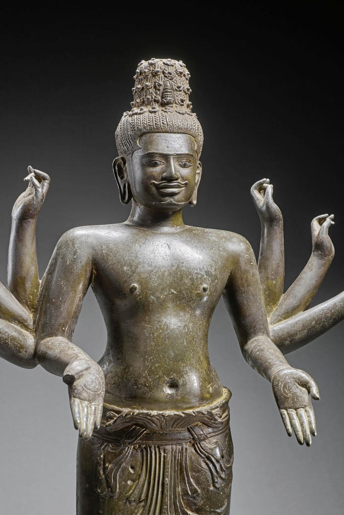 Maitreya. Époque angkorienne, première moitié du Xe siècle, Vat Ampil Teuk, province de Kompong Chhnang, Cambodge, bronze, H. 75,5 cm. Musée national du Cambodge à Phnom Penh.