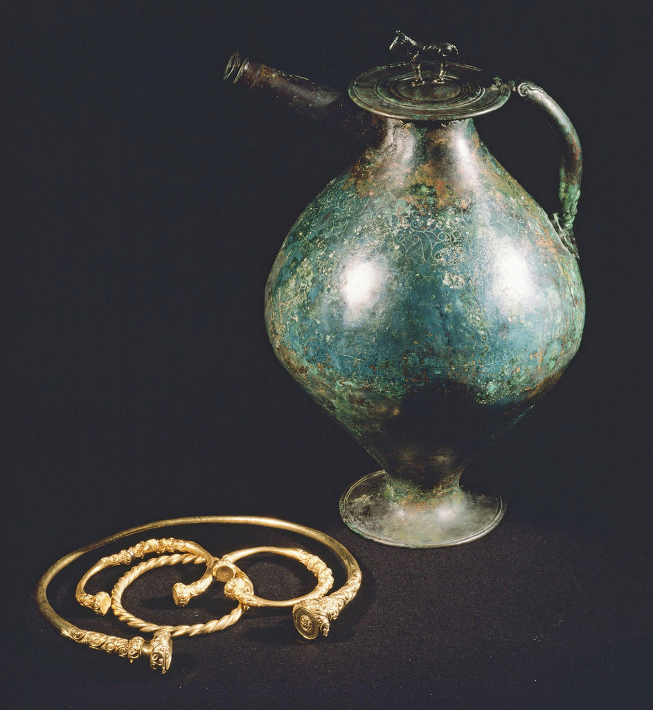 Parures en or de la tombe de Waldalgesheim (Allemagne). IVe siècle avant notre ère. La souveraine celtique porte une panoplie composée d’un torque et d’une paire de bracelets en or, qui est complétée par un brassard en or à jonc torsadé. Bonn, Rheinisches Landesmuseum. 