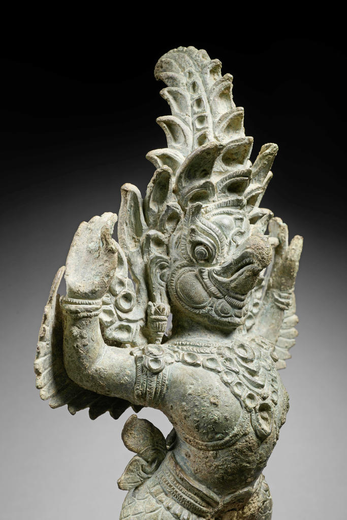 Pièce d’about en forme de Garuda. Époque angkorienne, fin XIIe-XIIIe siècle, pagode nord d’Angkor Vat, province de Siem Reap, Cambodge, bronze, H. 29,5 cm. Musée national du Cambodge à Phnom Penh.