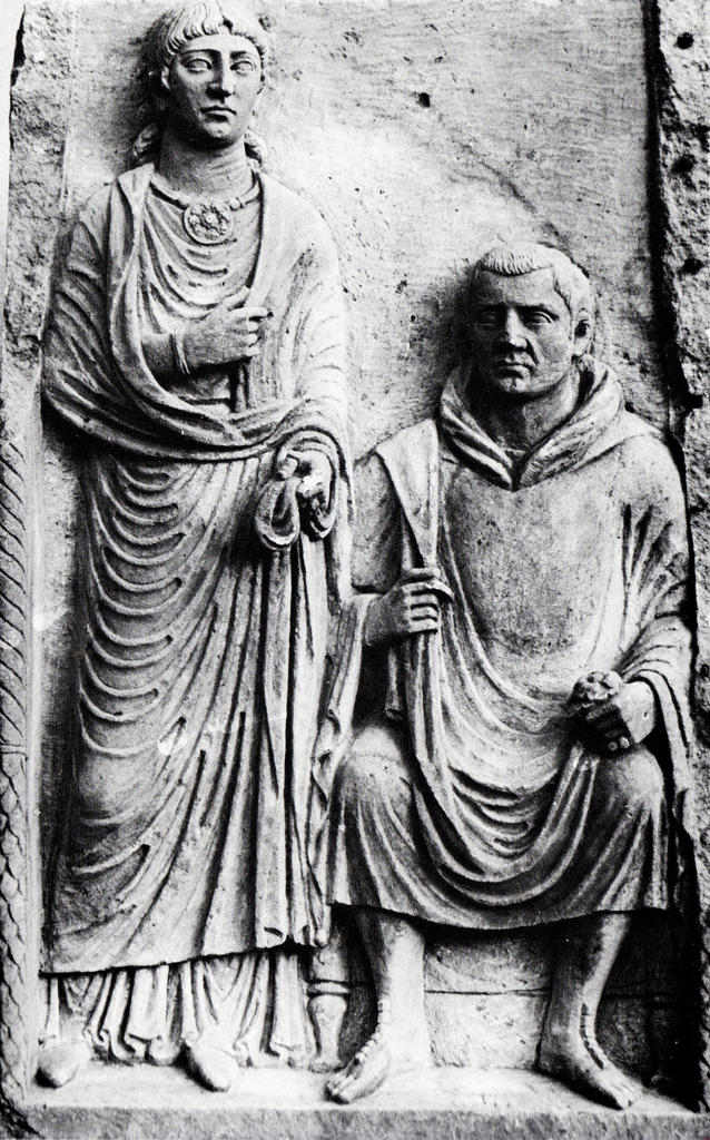 Stèle funéraire du naute Blussus, de sa femme Menimania et de leur fils Primus, provenant de Weisenau, près de Mayence en Allemagne. Ier siècle de notre ère. Mayence, Leibniz-Zentrum für Archäologie. 