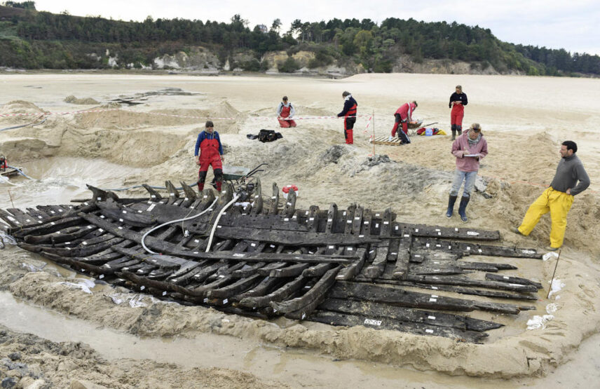 L’épave Sables d’Or 3 (Côtes-d’Armor), en cours de fouille par le Drassm.