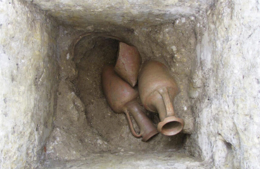 Vue en cours de fouille d’un puits et des rejets d’amphores.