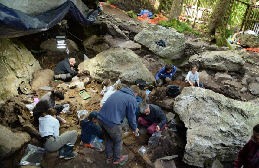 Fouilles dans l’abri sous roche du Rocher de l’Impératrice.