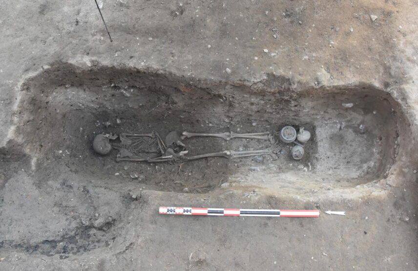 L’inhumation F414 avec un squelette orienté nord-sud et un dépôt de mobilier à ses pieds.