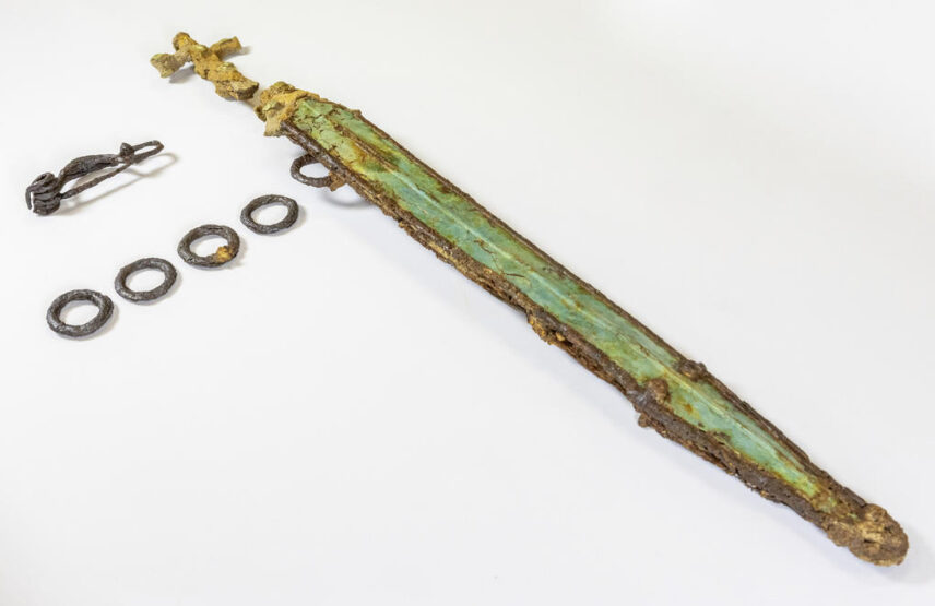 Mobilier métallique découvert dans la sépulture 990 : fibule, anneaux de ceinture et épée.