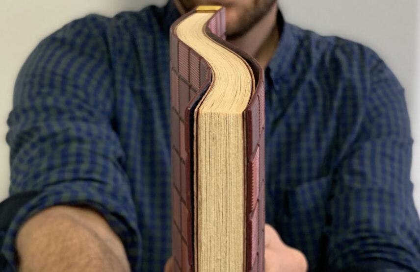 Benjamin Elbel montre la souplesse de cette reliure.