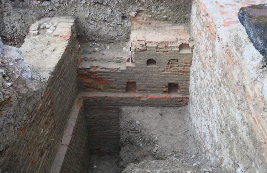 Restes d’une ancienne tour contre l’enceinte du bourg.