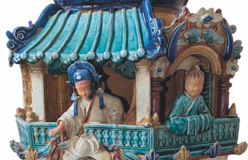 Chine, fours de Shiwan, XIXe siècle. Paire de sellettes en grès polychrome (détail), H. 77 cm. Vente Brest, Adjug’Art Brest, 12 mars 2025. Expert : cabinet Delande. Estimé : 2 000/2 500 € Adjugé : 12 500 € (frais inclus)