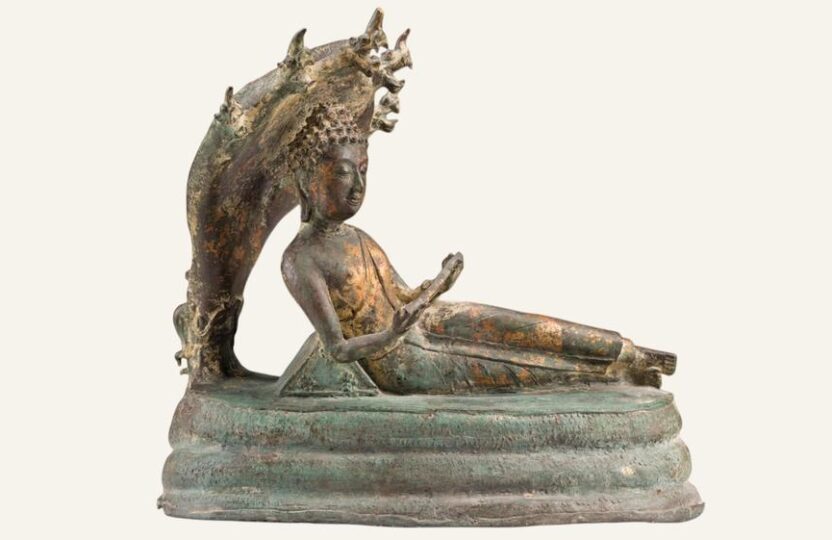 Thaïlande, fin du XIXe siècle. Statuette en bronze laqué or figurant Bouddha allongé devant le naga, L. 35 cm. Vente Paris Drouot, Farrando, 19 mars 2025. Expert : cabinet Delalande. Estimé : 200/400 € Adjugé : 454 € (frais inclus)