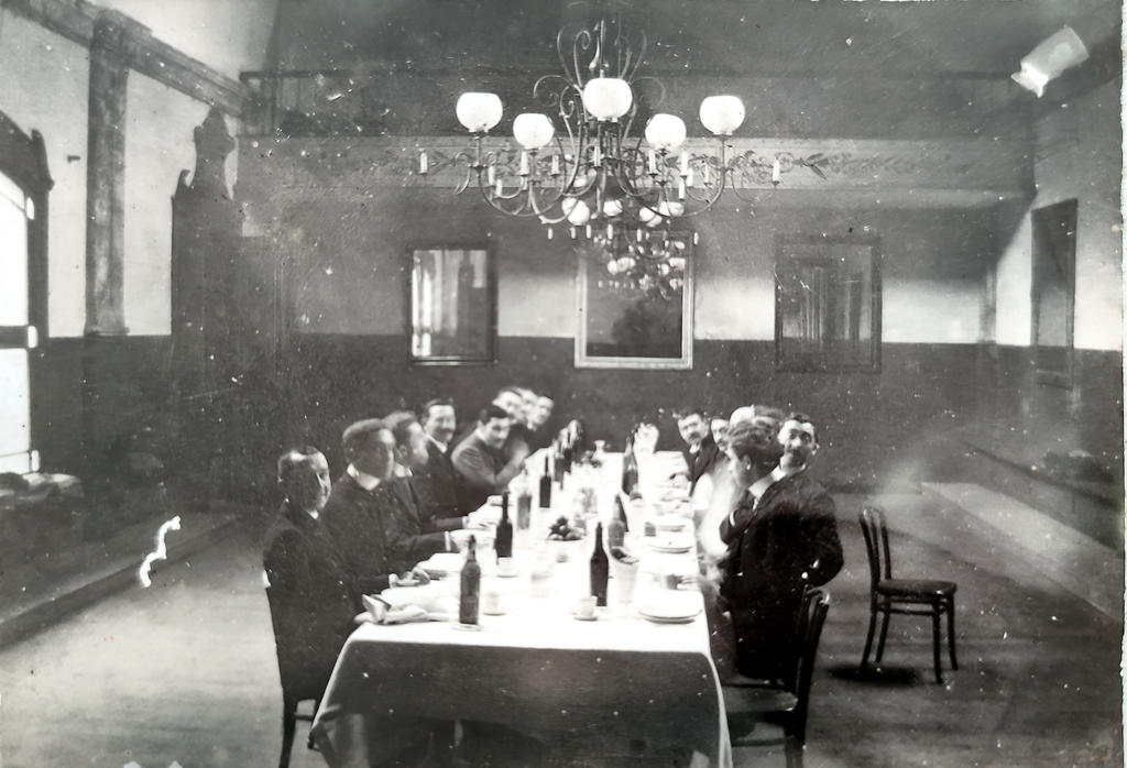 Les élèves attablés autour d’un bon repas dans une auberge de Liancourt. 