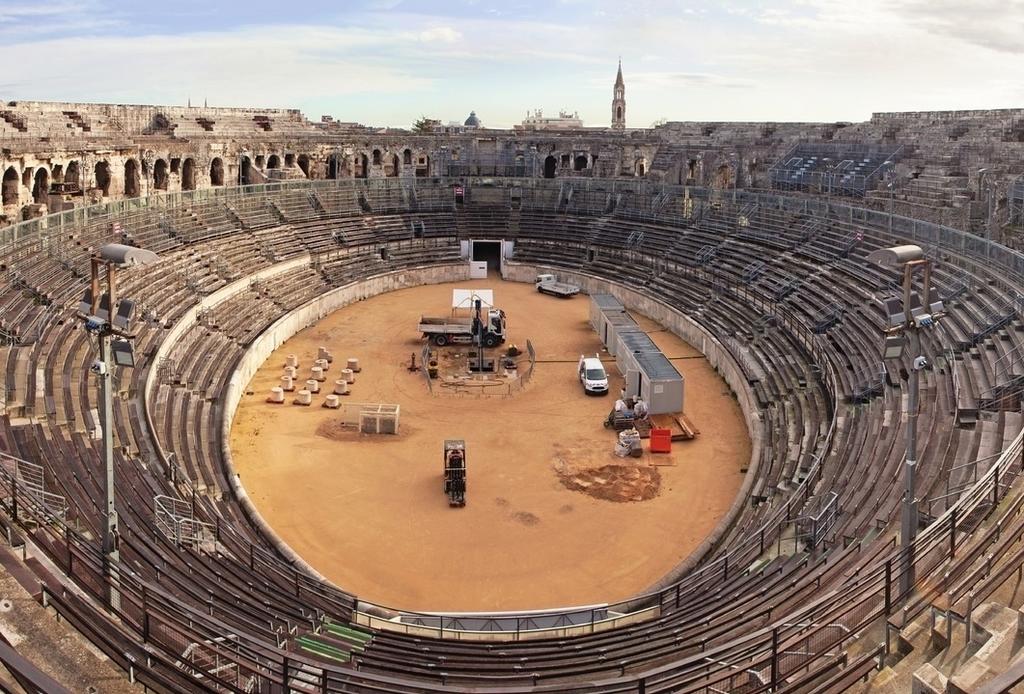 Intérieur de l’amphithéâtre avec les installations de chantier.