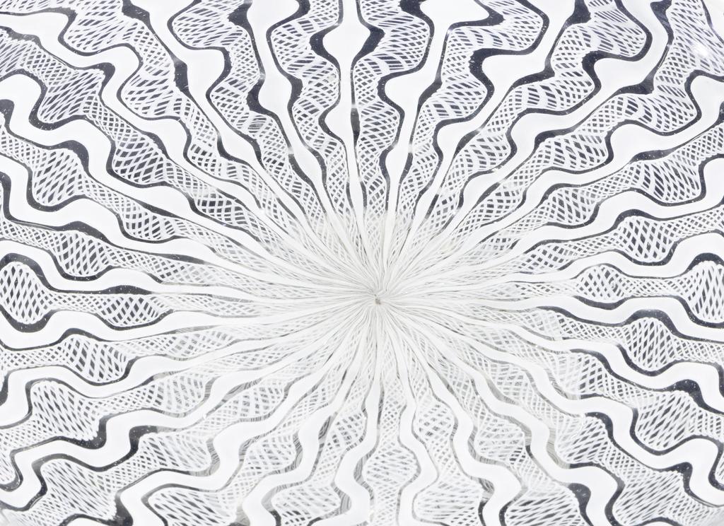 Tazza à piédouche (détail), Venise, XVIe siècle. Verre incolore à décor de fili et retortoli blancs, 5,5 x 25 cm. Estimé : 55 000/60 000 € Adjugé : 78 000 € (frais inclus). Vente Paris Drouot, Gros & Delettrez, 25 avril 2025.