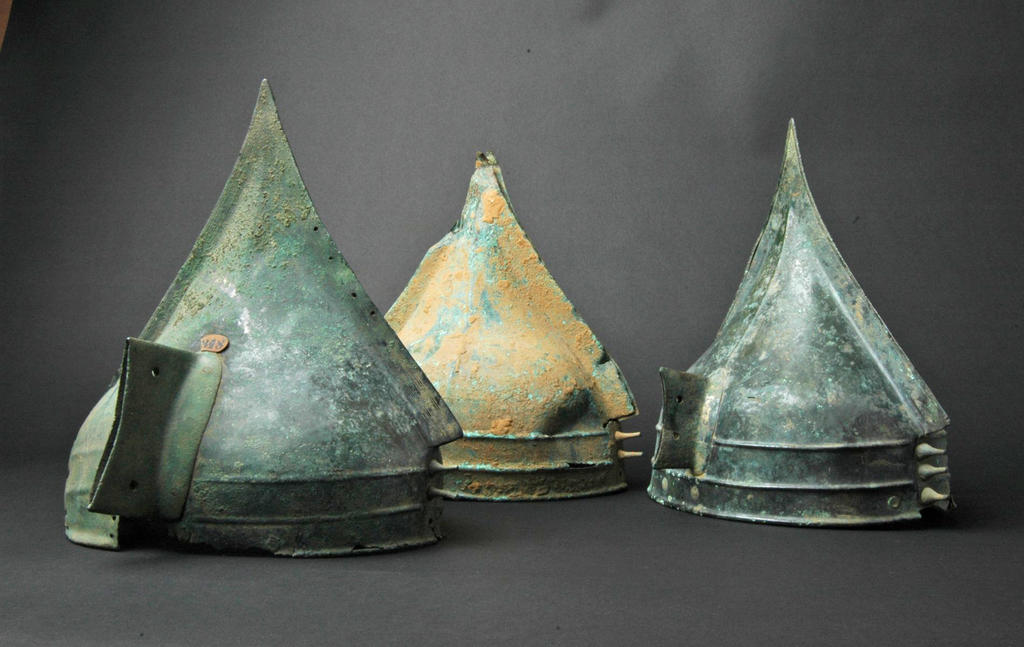 Trois des neuf casques en bronze de Bernières d'Ailly (Calvados) conservés au musée de Normandie à Caen.