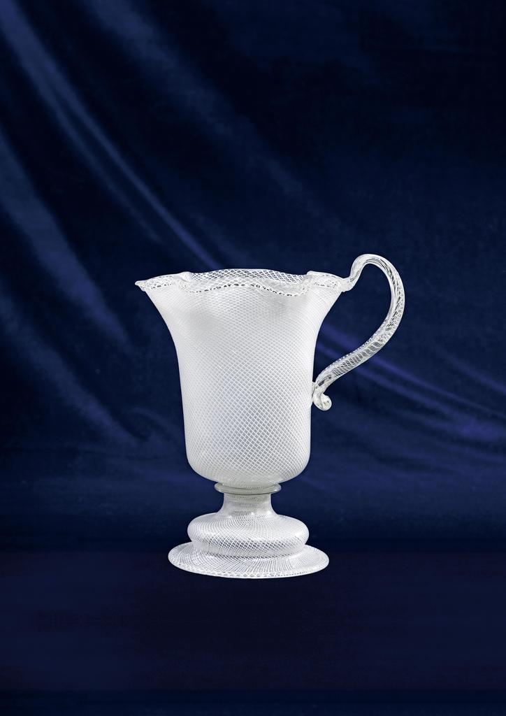 Venise, fin du XVIe siècle – début du XVIIe siècle. Verre incolore à décor reticello blanc, 24 x 18 x 14 cm. Estimé : 50 000/60 000 € Adjugé : 58 500 € (frais inclus). Vente Paris Drouot, Gros & Delettrez, 25 avril 2025.